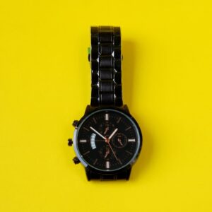 Reloj negro análogo marca Acme